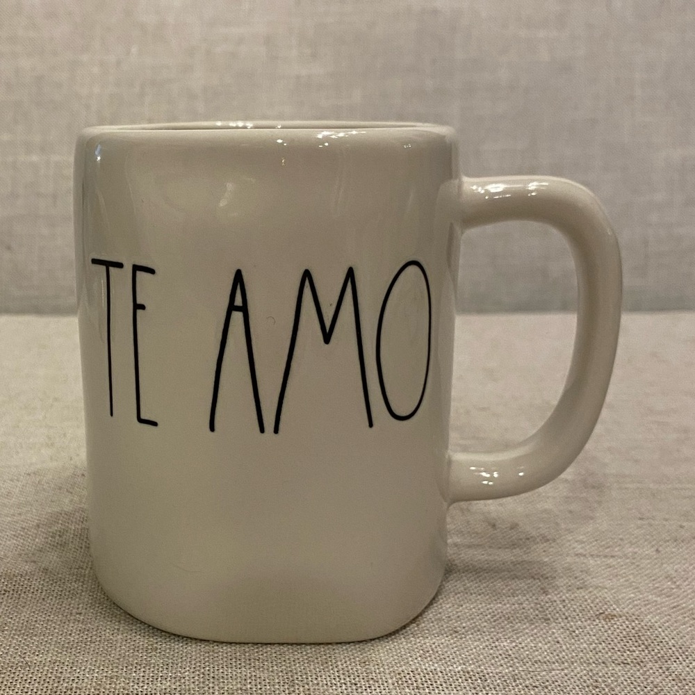 Rae Dunn ‘TE AMO’ coffee mug.